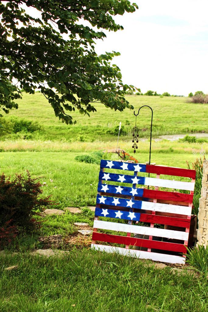 Turn a Wooden Pallet Into a Flag