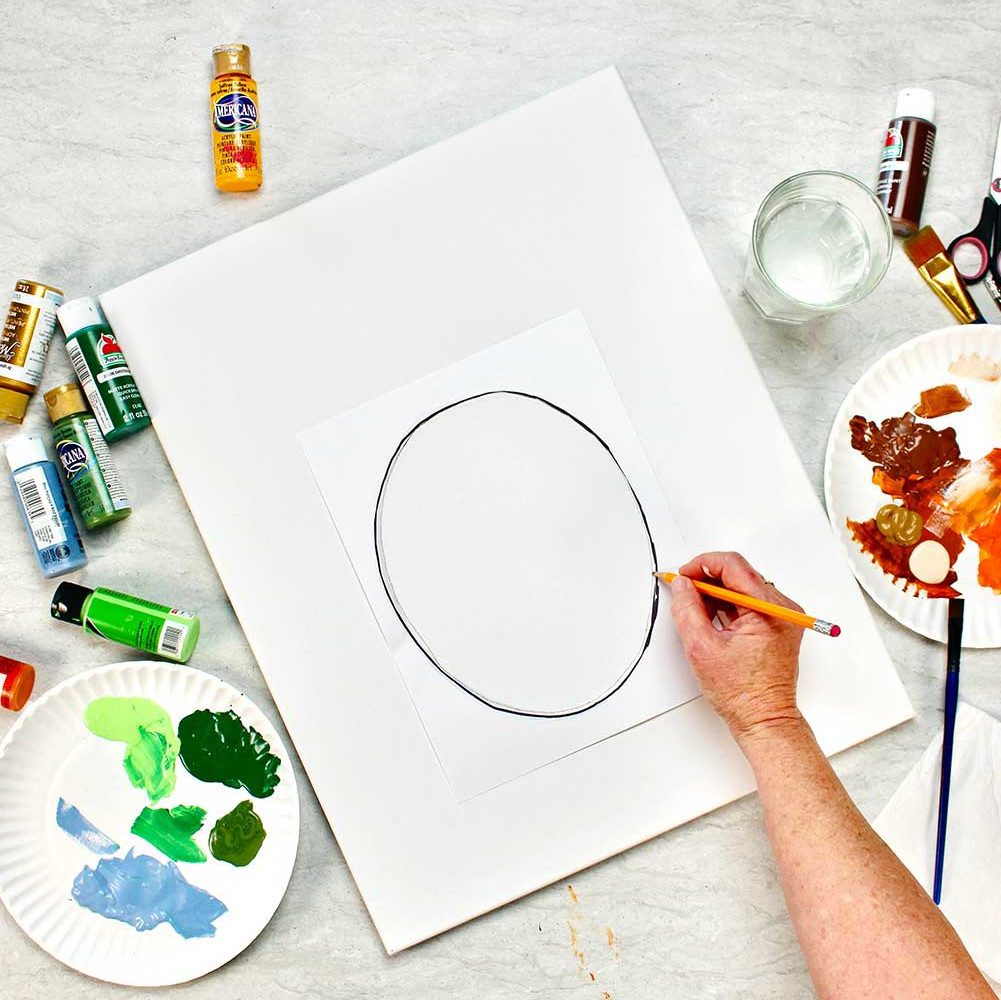 Hand drawing oval for face of animal for photo frame prop.